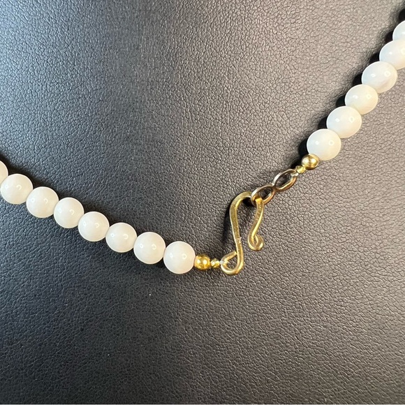 Unsigned Lee Sands Floral Mother of Pearl Vintage Necklace & Earrings Set - Picture 6 of 6